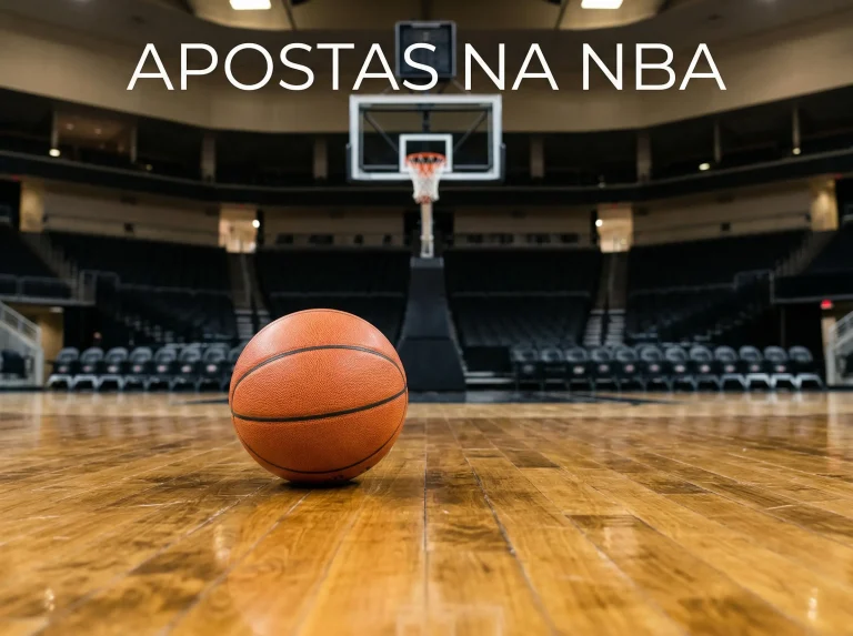 Bola de basquetebol junto ao cesto num pavilhão da NBA